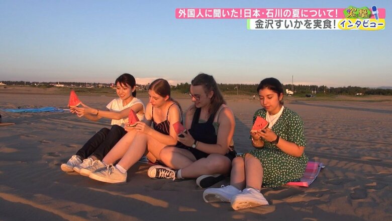 初めて食べる日本のスイカに「おいしい！」と驚く