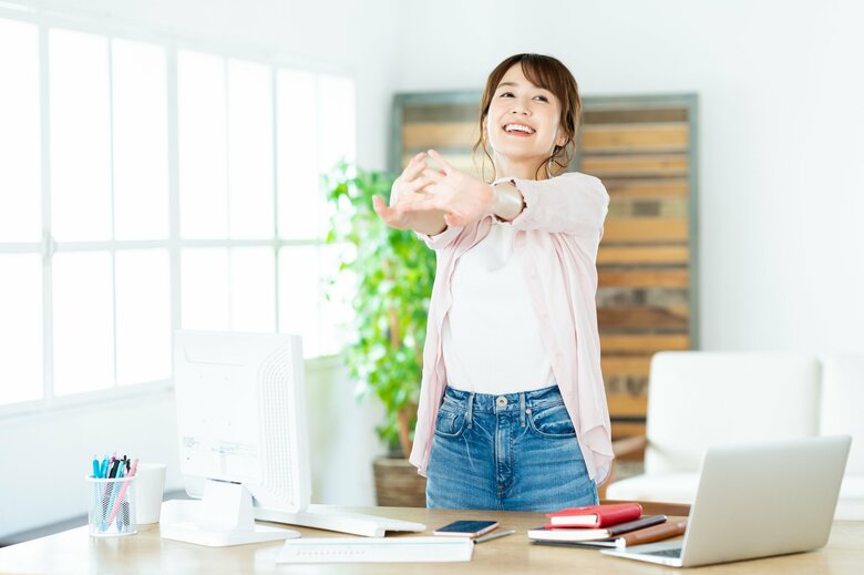 デスクワークでも立つ、歩くなどの習慣を（画像はイメージ）