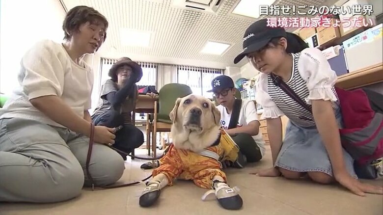 盲導犬を囲んで…