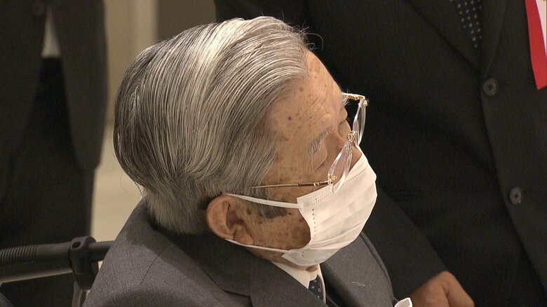 「第41回肢体不自由児・者の美術展／デジタル写真展」を鑑賞された常陸宮さま（2022年12月）