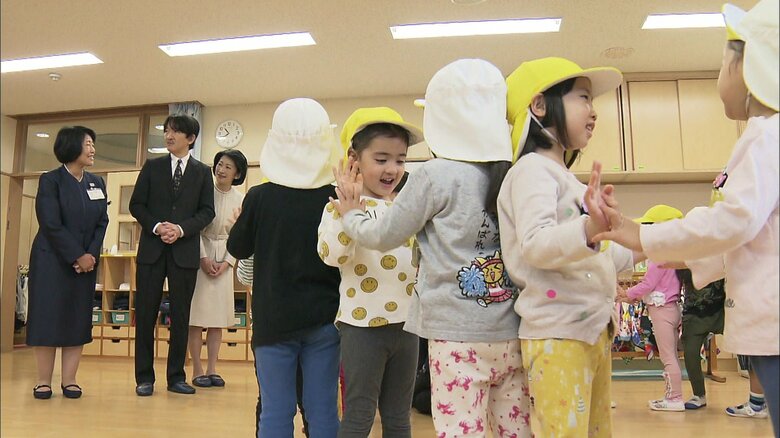 子供たちのダンスをご覧になる秋篠宮ご夫妻