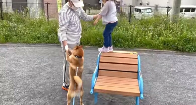 ベンチのような形をした登って遊べる遊具もアウト