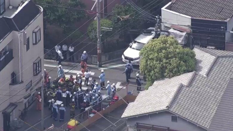 下校中の小学生に車が突っ込む