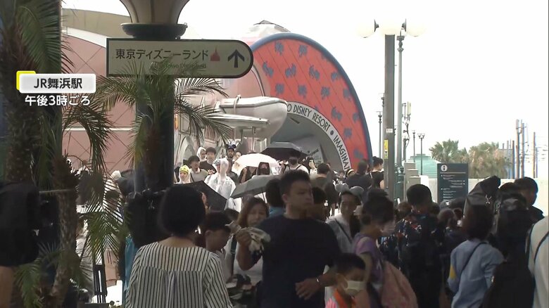 JR舞浜駅は電車で帰る人で大行列