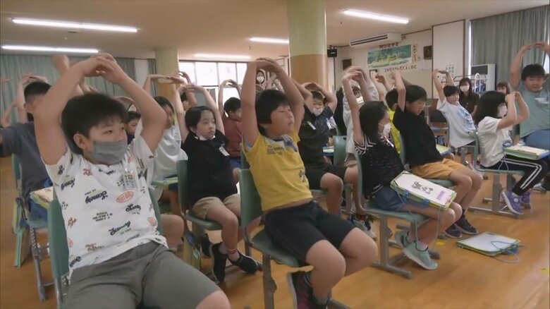 身体を使ってクイズに答える子どもたち
