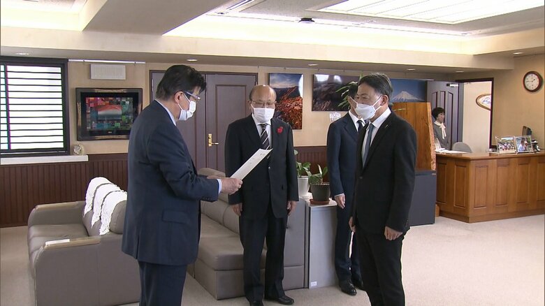 難波理事（当時）への辞令交付（2022年11月）