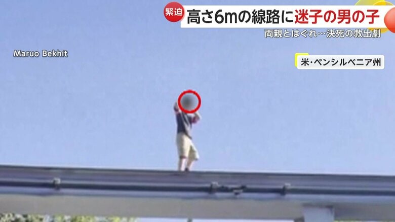 どうしていいかわからない様子の男の子