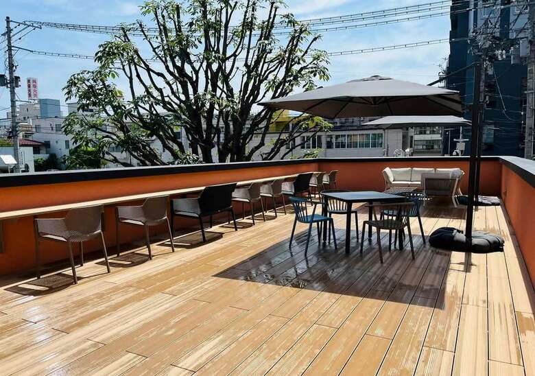 店舗内の階段をのぼるとテラス席へ。開放感がありちょっと特別な空間に感じられる