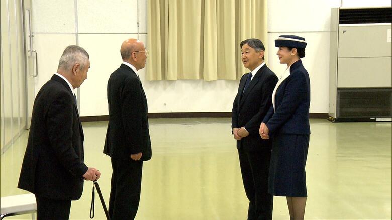 犠牲者の遺族らと懇談される両陛下