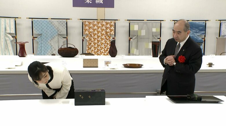 日本伝統工芸展では身をかがめて熱心に鑑賞