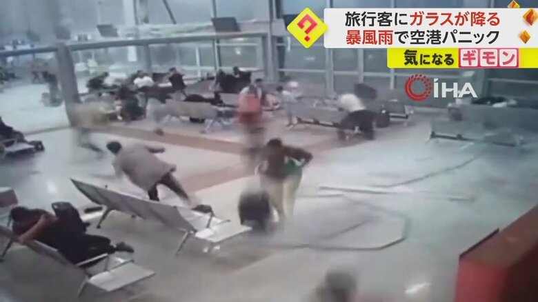 突然ガラスの破片が降り注ぎ、逃げ惑う人たち⑤