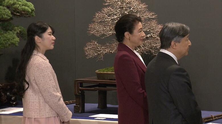 盆栽を観賞される天皇ご一家
