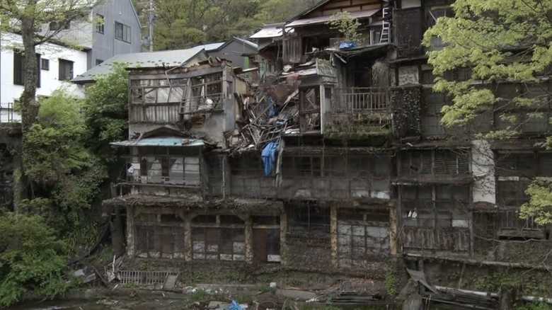 目の前が“廃墟”旅館でイメージ悪化…人気温泉街の戦い方