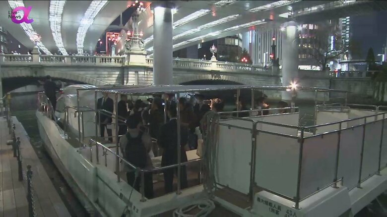 夜の日本橋を航行