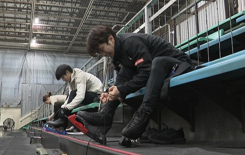 リンクサイドでスケート靴を履く友野（2025年11月）