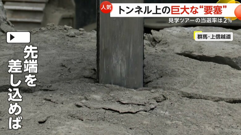 岩に開けた穴に先端を差し込むビッガーとよばれる巨大な重機
