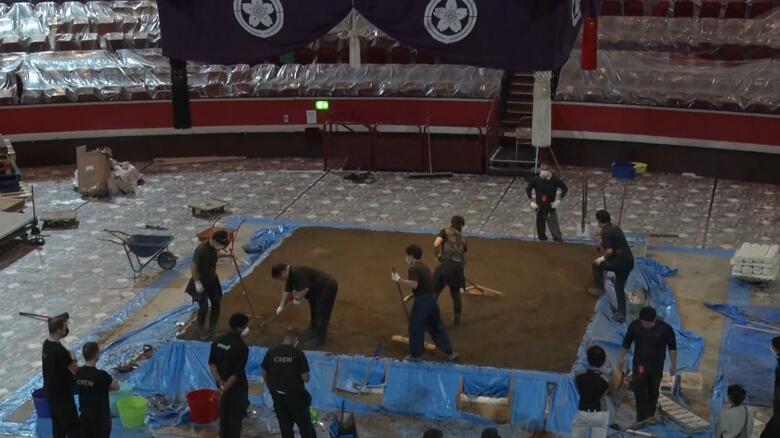 日本の職人が現地スタッフを指導しながら土俵を作る様子