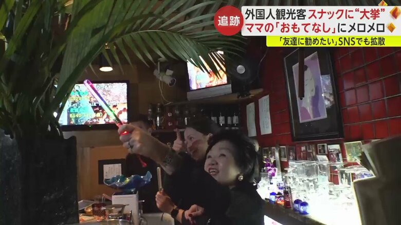 手拍子がカラオケを盛り上げる