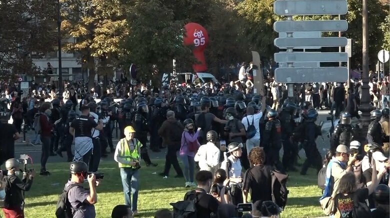 警察官とデモ隊の攻防（18日）