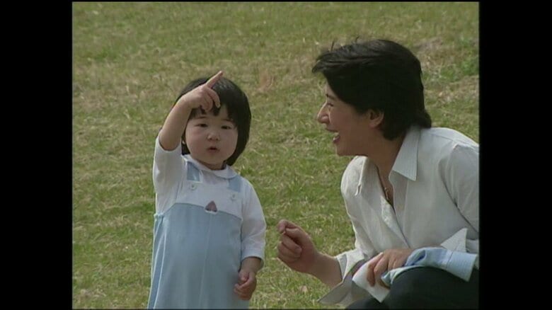 散策中　空を指さす愛子さま