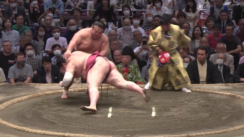 優勝決定戦、貴景勝の“まさかの引き”で熱海富士（右）は初優勝を逃す（東京・両国国技館）