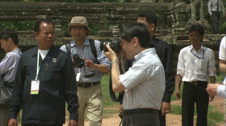 平成24年6月 アンコールワットを撮影される陛下 今回の講演で、陛下が自ら撮影した6枚の写真を含む、31枚のスライドが使われた