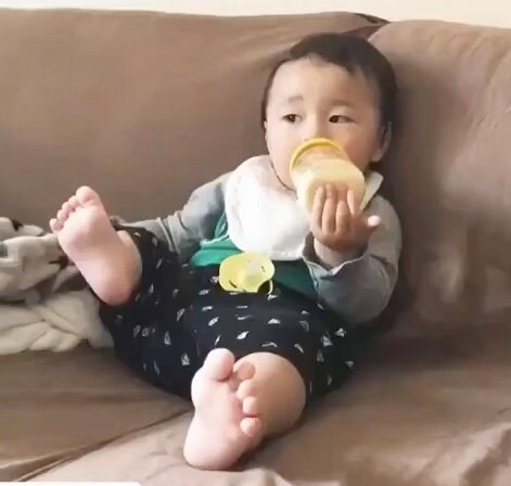 次男わくんが赤ちゃんの時のミルクの飲み方（提供：awarireさん）