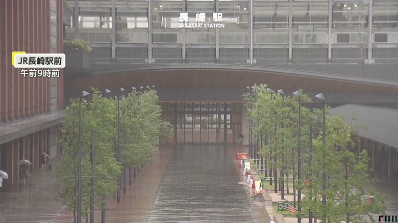 強風が吹き付けるなか、閑散とした様子のJR長崎駅