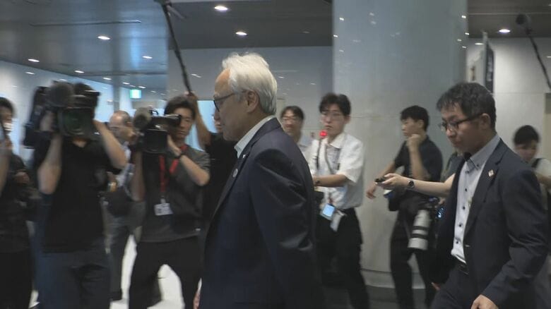 臨時議会に臨む蔵内議長(8月17日)
