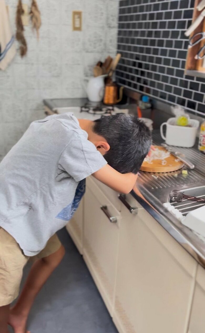 長ねぎを刻んだら目にしみた…こらえる息子さんの図