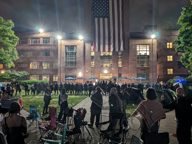 警察は抗議デモの排除に動いた（8日未明）