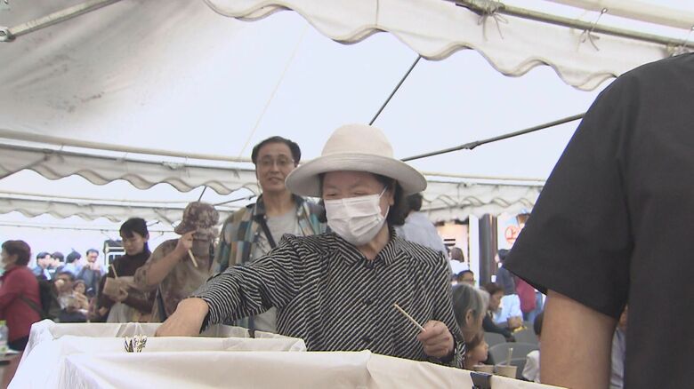 投票は割りばしで…中には両者に1本づつ箸をいれる人も