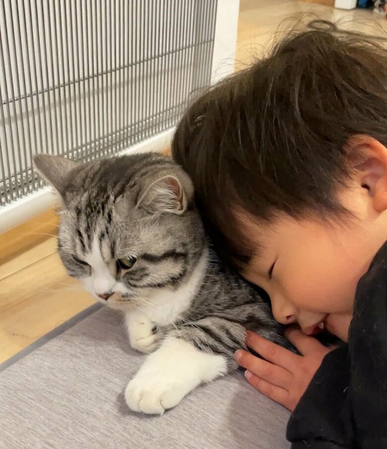 ふにちゃんに触れて幸せそうなムチくん