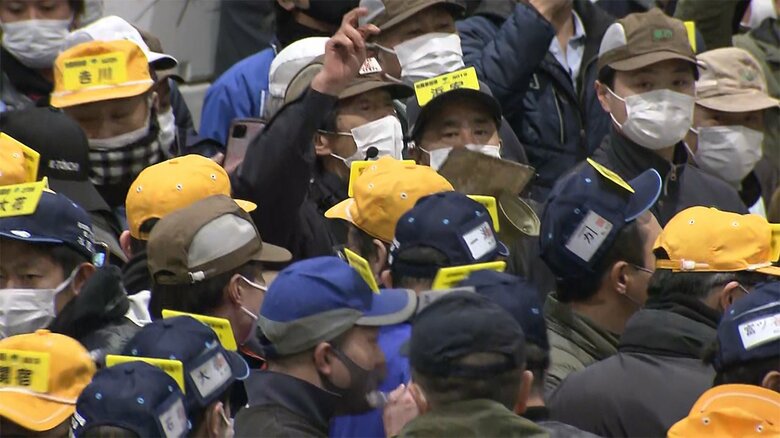 活気ある｢初競り｣の様子（午前5時過ぎ 豊洲市場）