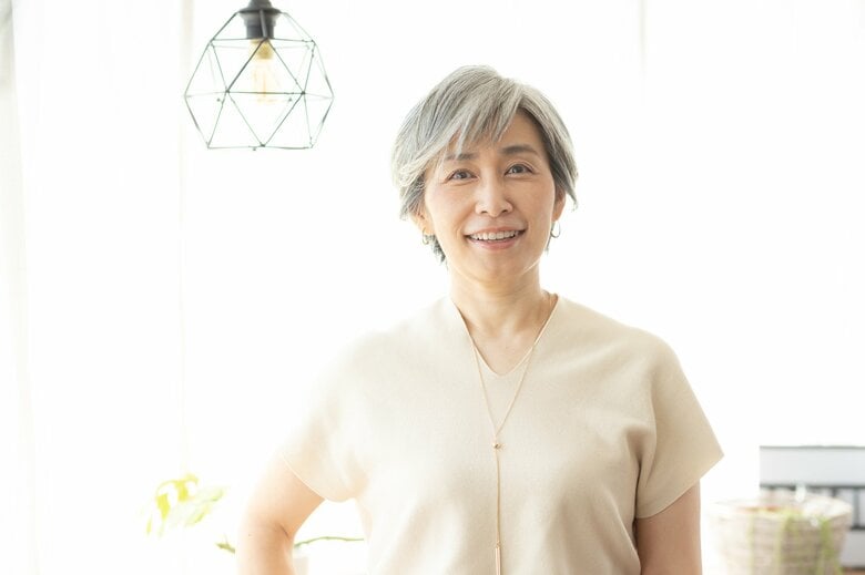 周囲の理解があると、グレイヘアでもより自分らしく過ごせる（画像はイメージ）