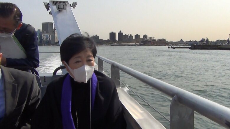 ニューヨークでフェリーを視察する小池知事（16日）