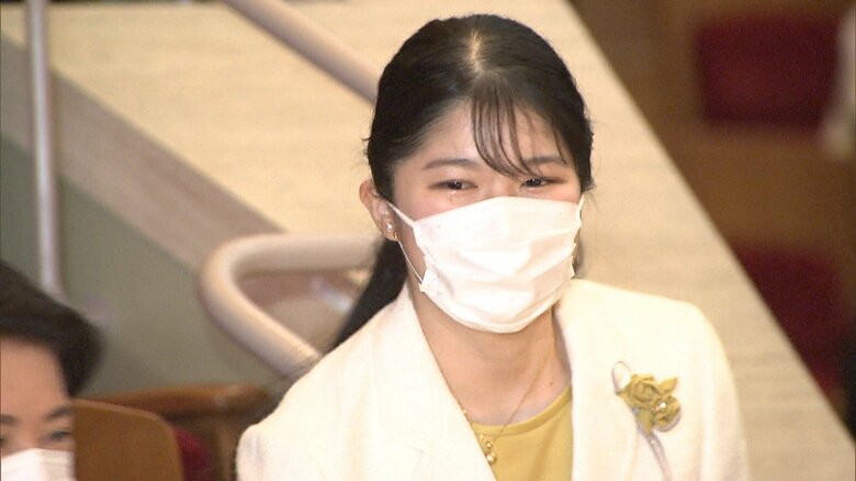 陛下のネクタイと愛子さまのワンピースはマスタード色で、色味を揃えた装いだった。