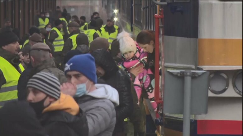 ウクライナから避難した人であふれるポーランド・プシェミシル駅（2月27日）
