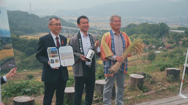 2020年、協議会と岡崎酒造が協定（提供・稲倉の棚田保全委員会）