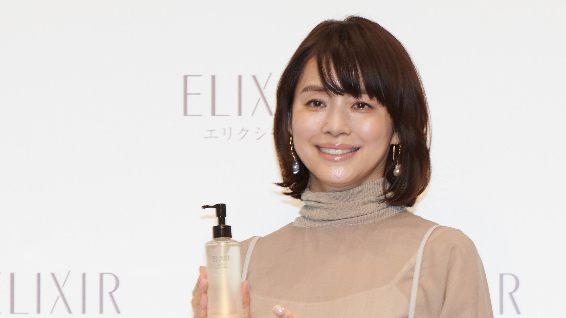 石田ゆり子 奇跡の51歳 すっぴんでも ツヤ 輝く美肌の秘訣は 帰宅後ルーティン にあり Fnnプライムオンライン 化粧品の新cm発表会が9月22日 都内で行われ ｄメニューニュース Nttドコモ