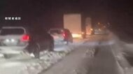 強いふぶきの中、数十台が車内で一夜明かす…雪でスタック相次ぎ立ち往生　八幡平市の国道が約20時間通行止めに　岩手