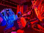 ロボットを身にまとって殴り合い！？アニメの世界のようなアトラ…