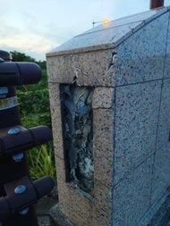 無理やり剥がされたか…橋の四隅の柱に取り付けられていたブロンズ製の橋名板4枚盗まれる 被害額は計23万円相当 