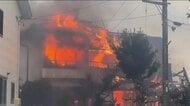 「黒煙が見える」いわき市平下荒川の住宅街で火事　住宅に一人暮らしの高齢女性か　消火活動続く　福島