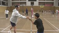 「全力で楽しんで」　バドミントン元世界王者桃田選手が子供たちと交流　大分