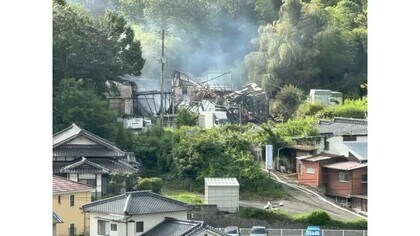 パチンコ台約1000台焼損か 呉市で倉庫など3棟が全焼