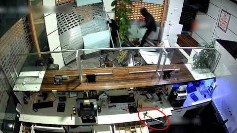 バックでシャッターを破壊　“両替店強盗”一部始終がカメラに　“ハンマー”置き忘れ　実行役3人逮捕　トルコ