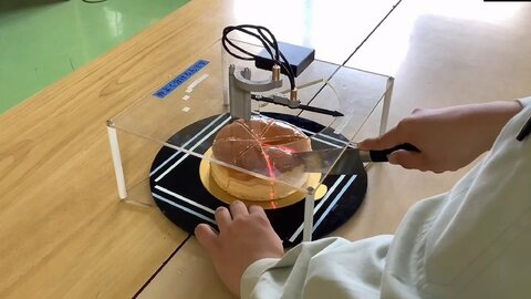 「仲良く分けるんです」ケーキをぴったり“等分”にできる装置を高校生が発明…使ってみた感想を聞いた
