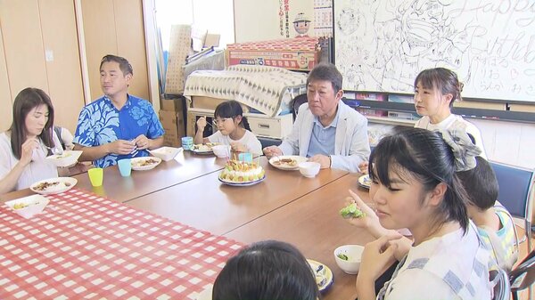 自民・茂木氏が子ども食堂を視察「地域の絆はとても大切だ」物価高の影響も実感　総裁選「丁寧に政策を訴える」｜FNNプライムオンライン