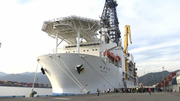 「レアアース泥」回収に成功　探査船「ちきゅう」が帰港　レアアース国産化に向けた大きな一歩｜FNNプライムオンライン